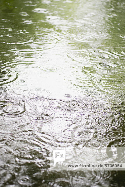 Regentropfen auf der Wasseroberfläche