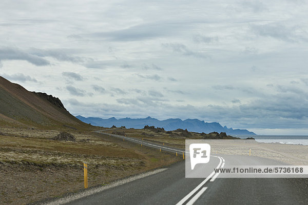 Straßenwindung durch die Berglandschaft  Island