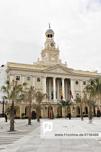 Blick vom Plaza de San Juan de Dios auf das Rathaus der Hafenstadt Cadiz  Andalusien  Spanien  Europa