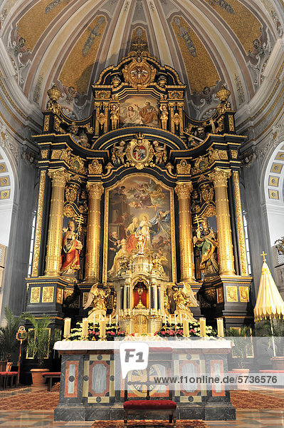 Innenansicht  Altar  Altarbereich  Basilika und Wallfahrtskirche St. Anna  Altötting  Bayern  Deutschland  Europa
