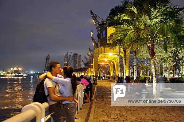 Liebespaar und historische Verladekräne in der renovierten Hafenanlage EstaÁ„o das Docas mit Promenade  Belem  Bundesstaat Para  Brasilien  Südamerika