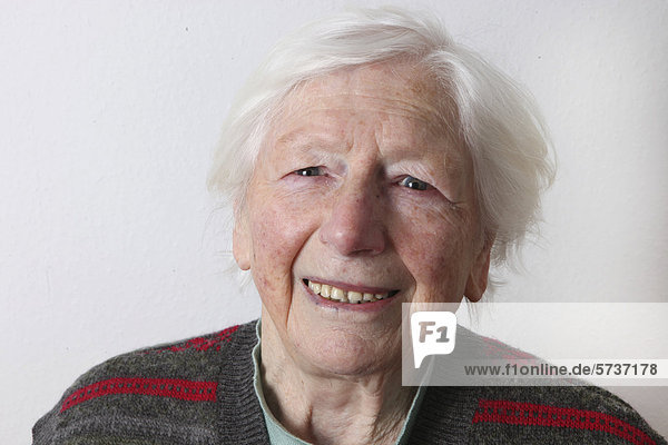 Seniorin mit weißem Haar  Porträt
