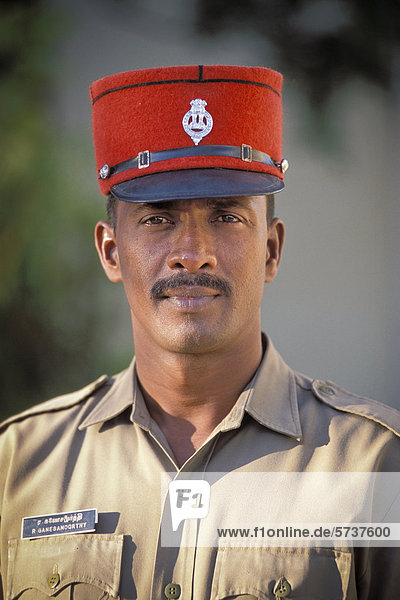 Polizist in französischer Uniform  ehemalige französische Kolonie Pondicherry oder Puducherry  Tamil Nadu  Indien  Asien