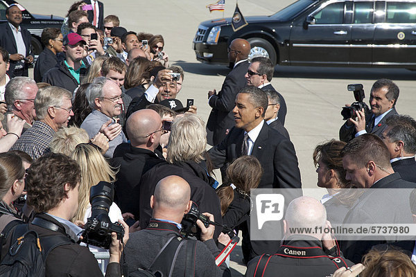 Präsident Barack Obama begrüßt eine Schar von Anhängern bei seiner Ankunft mit der Air Force 1 auf dem Detroit Metro Airport  Detroit  Michigan  USA