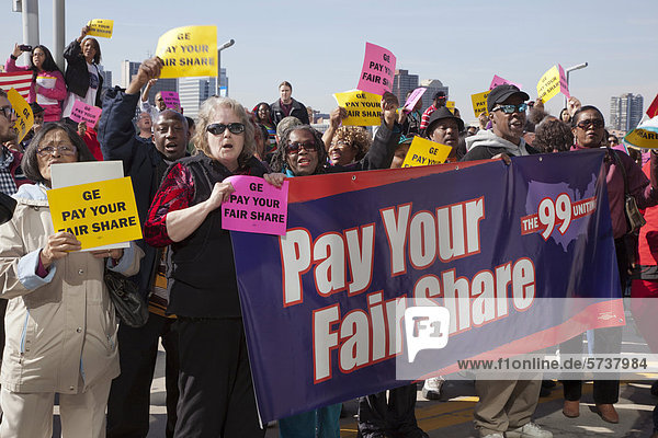 Circa 2000 Arbeits- und Community-Aktivisten protestieren vor der Hauptversammlung von General Electric und fordern den Konzern auf  seinen fairen Anteil an Steuern zu zahlen  Detroit  Michigan  USA