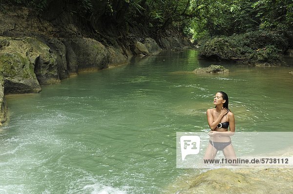 Asien  Philippinen  Mag-Aso  Frau in einem Teich