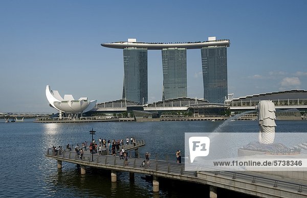 Das Marina Sands Resort  Asien  Singapur und dem Merlion-Brunnen