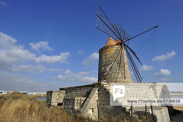 Windturbine Windrad Windräder Teich Italien Speisesalz Salz Sizilien