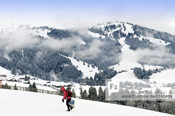 Frau im Schnee  Chateau d ' Oex  Schweiz