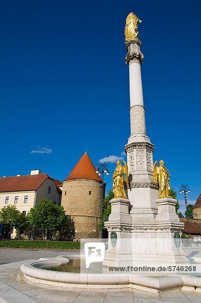 Zagreb  Hauptstadt  Europa  Quadrat  Quadrate  quadratisch  quadratisches  quadratischer  Palast  Schloß  Schlösser  Statue  Regenwald  Jungfrau Maria  Madonna  Kroatien  Viertel Menge