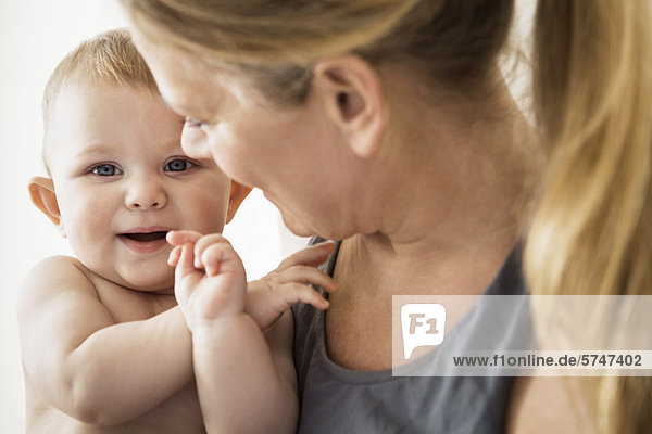 Lächelnde Mutter hält Baby Girl