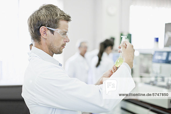 Wissenschaftler untersucht Flüssigkeit im Labor