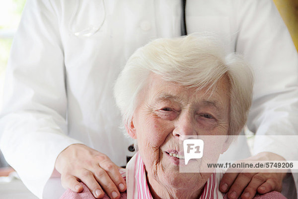 Nahaufnahme von älteren Frauen  lächelndes Gesicht