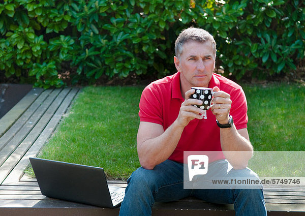 Mann mit Laptop-Tasse  Portrait