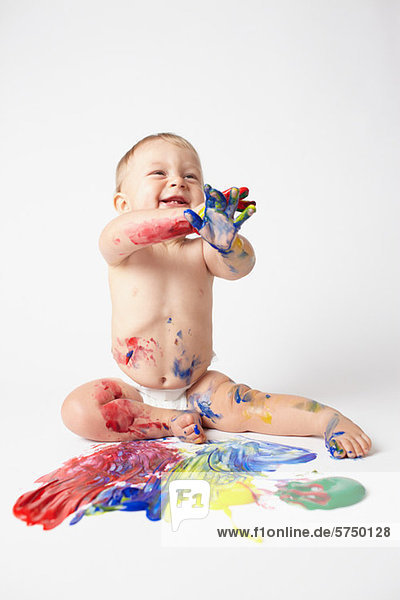 Baby spielt mit Farben