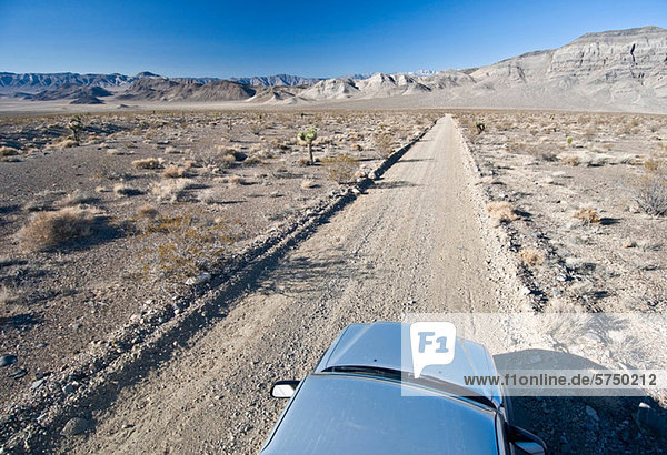 Auto auf der Wüstenstraße im Death Valley National Park Kalifornien USA