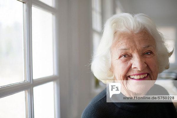 Porträt einer älteren Frau am Fenster