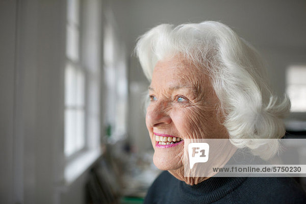 Portrait of senior Woman Blick aus Fenster