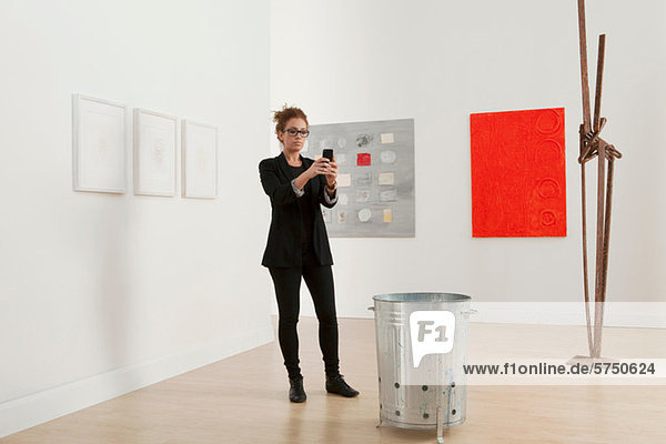 Young Woman using Cellphone  Foto von Kunstwerke in der Galerie