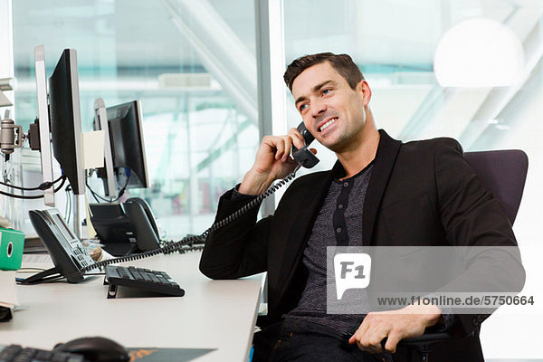 Junger Mann am Telefon im IT-Büro