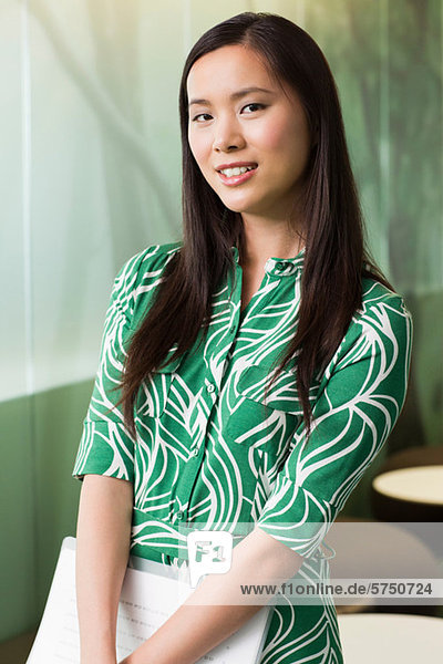 Portrait of young Woman in grünen Kleid im Büro