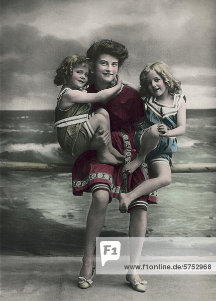 Historische Aufnahme von einer Mutter mit zwei Mädchen am Meer