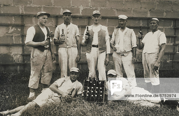 Historische Aufnahme von jungen Männern beim Trinken