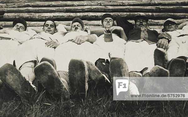 Historische Aufnahme von jungen Männern beim Ausruhen