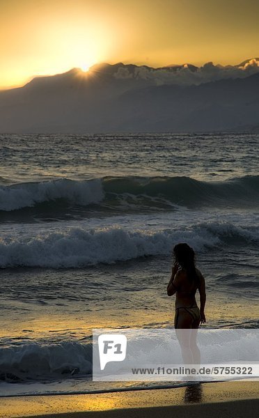 Frau am Strand  Plakias  Kreta  Griechenland  Europa