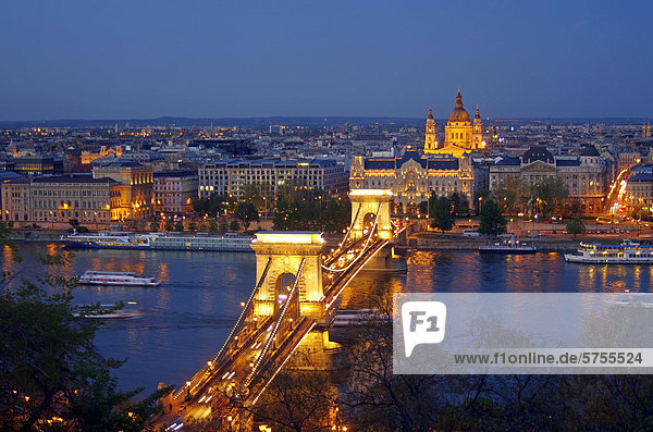 Nachtaufnahme  Stadtansicht mit Fluss Donau  Kettenbrücke  Palais Gresham  St.-Stephans-Basilika  Budapest  Ungarn  Europa