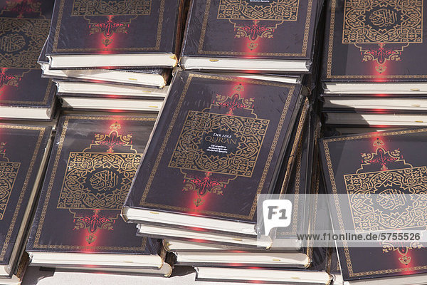 Koran  Der edle Qur'an  Quran  Verteilung kostenloser Exemplare durch Salafisten  14.04.2012  Potsdamer Platz  Berlin  Deutschland  Europa