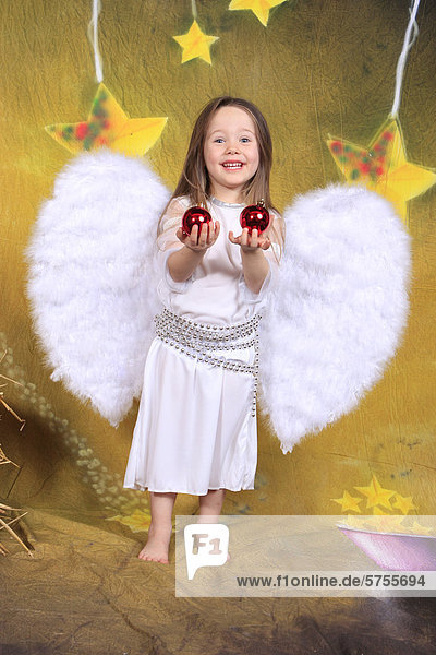 Little girl  three years  dressed as an angel