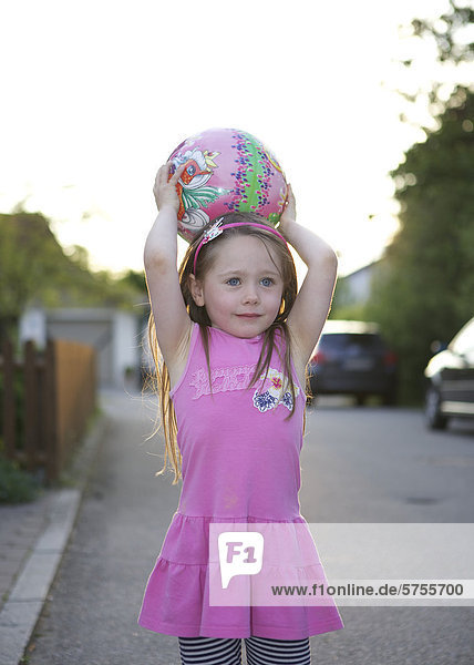 Dreijähriges Mädchen spielt mit Ball  Rosenheim  Bayern  Deutschland  Europa