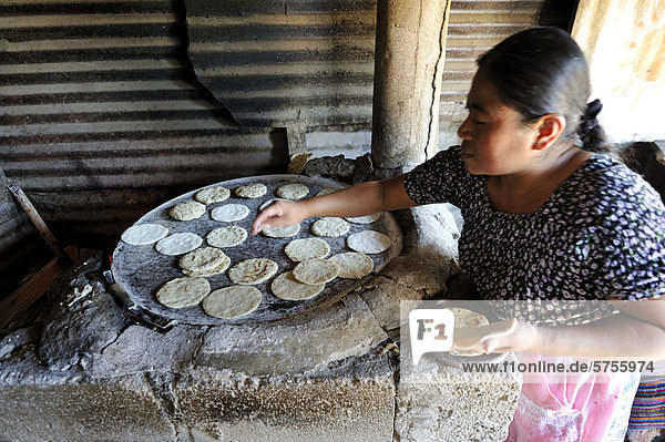 Tortilla-Küche  Armenviertel Lomas de Santa Faz  Guatemala Stadt  Guatemala  Mittelamerika