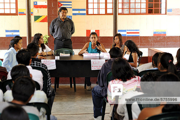 Schüler der Schule Escuela Ceiba inszenieren eine Wahlkampagne  Podiumsdiskussion  im Rahmen des Sozialkundeunterrichts vor den anstehenden Parlamentswahlen  Armenviertel Lomas de Santa Faz  Guatemala Stadt  Guatemala  Mittelamerika
