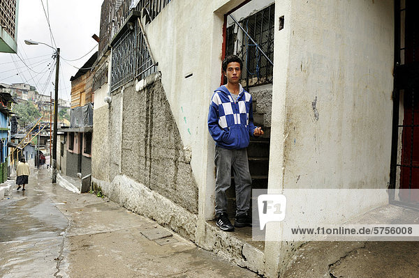 Jugendlicher  18 Jahre  ehemaliges Mitglied einer Jugendbande  Mara  und Auftragskiller  arbeitet heute als Wachmann eines Gebäudes der Menschenrechtsorganisation El Ceiba im Armenviertel El Esfuerzo  Guatemala Stadt  Guatemala  Mittelamerika