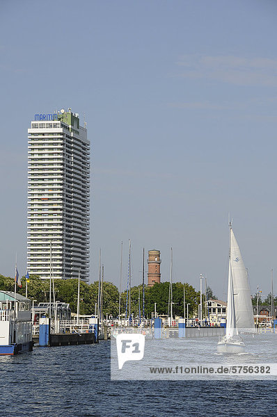 Historic lighthouse and the Maritim Hotel in Travemuende  Luebeck Bay  Schleswig-Holstein  Germany  Europe