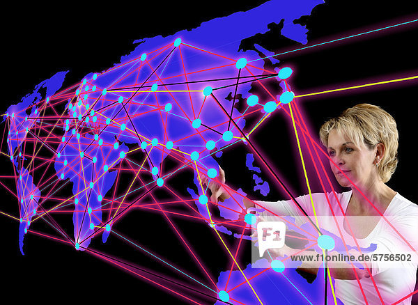 Frau mit virtuellem Modell  Symbolbild Netzwerke  Networking  Vernetzungen