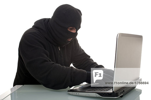 Hacker surft mit Laptop  Symbolbild Computerhacker  Computerkriminalität  Internetkriminalität  Datenklau