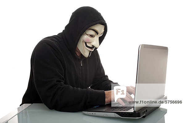 Mann mit Anonymous Maske  Guy Fawkes Maske  am Laptop