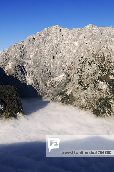 Blick vom Feuerpalven auf den nebelverhangenen Königssee und die Watzmann-Ostwand  Berchtesgadener Land  Oberbayern  Bayern  Deutschland  Europa