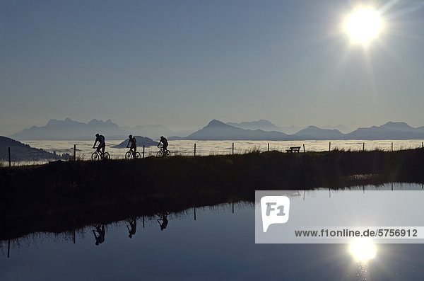 Mountainbiker am Salvensee Hohe Salve Kitzbühler Horn Kitzbühler Alpen Tirol Österreich Europa