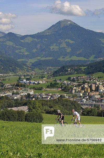 Paar fährt Rennrad  Angerberg  Wörgl  Kitzbühler Alpen  Tirol  Österreich  Europa