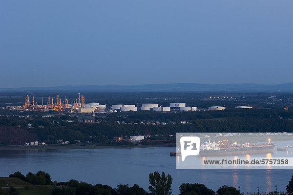 hoch oben Fluss Schiff Aussichtspunkt Ansicht Kanada Abenddämmerung Lawrence Quebec Raffinerie