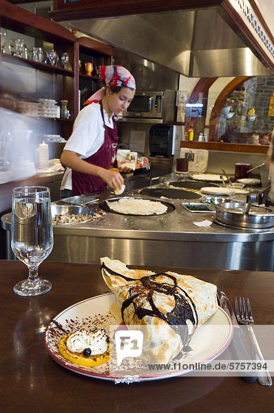 Frau vorbereiten Crêpes im Restaurant im beliebten Quartier Latin entlang Rue St. Jean  Québec  Québec  Kanada.