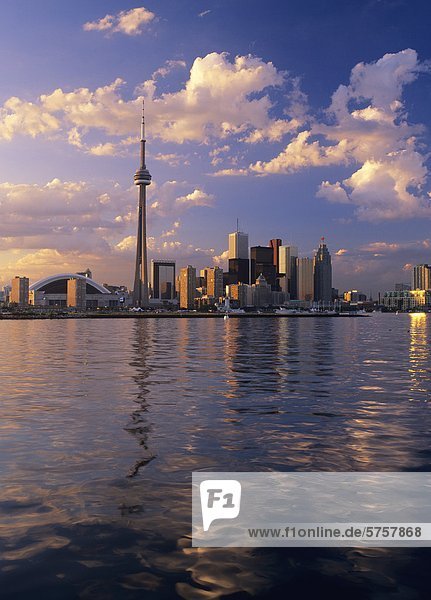 Blick auf die Skyline von Toronto Islands Sonnenuntergang  Toronto  Ontario  Kanada.
