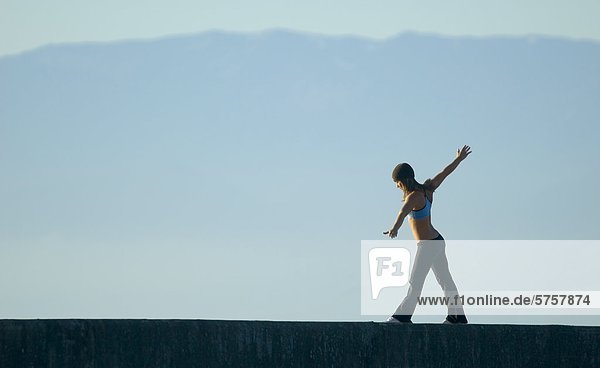 Eine junge Frau praktizieren Yoga am Wellenbrecher  Victoria  Vancouver Island  British Columbia  Kanada.