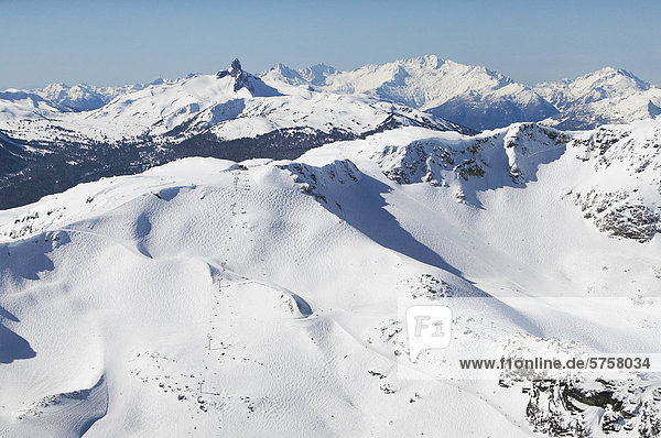 Luftbild von Whistler Mountain Alpen mit Harmonie und Whistler Schalen und schwarzer Stoßzahn in Hintergrund  British Columbia  Kanada.