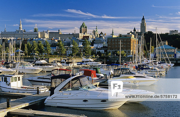 Marina mit historischen alten Québec im Hintergrund  Québec  Québec  Kanada