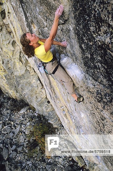 Frau Flying Clipper  5.12 c Klettern. Große weiße Wand  Skaha Bluffs. Penticton  Britisch-Kolumbien  Kanada.